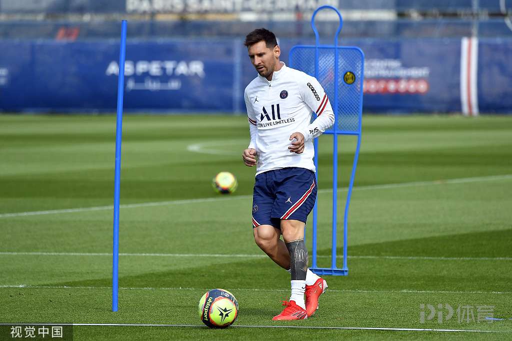 可惜!梅西任意球击中门框 看台上妻儿抱头神同步